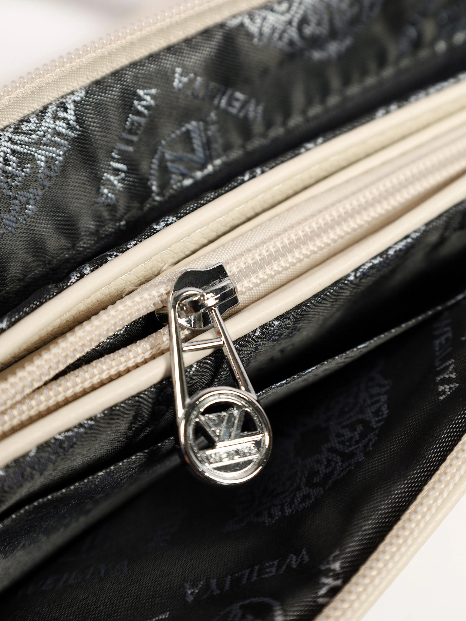 Сумка-кроссбоди со съемной ручкой и декоративными пуллерами в ассортименте